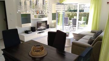 Een televisie en een stereo