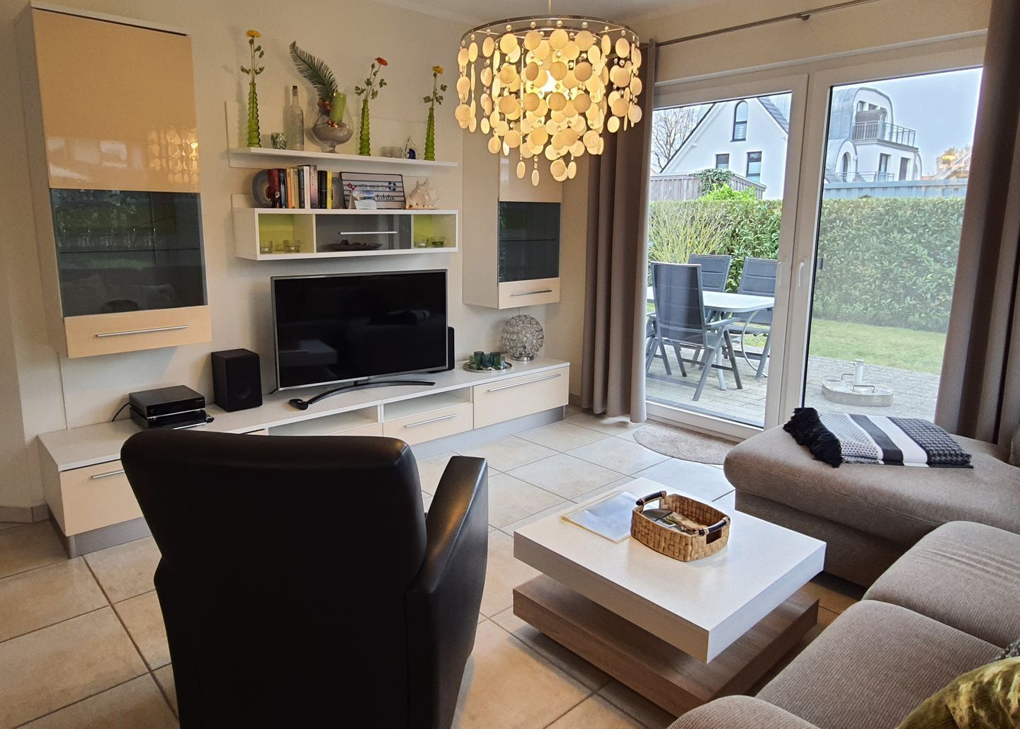 Een televisie en een stereo