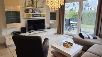 Een televisie en een stereo