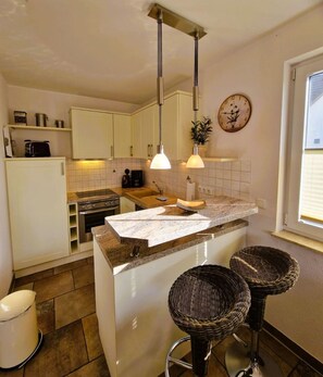 Fridge, oven, stovetop, dishwasher - Strandstrasse 19a - beautiful house in 2nd row (Zingst)