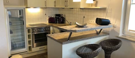 Fridge, oven, stovetop, dishwasher