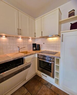 Fridge, oven, stovetop, dishwasher