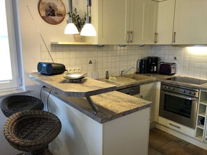 Fridge, oven, stovetop, dishwasher - Strandstrasse 19b - beautiful house in 2nd row (Zingst)