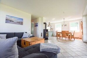 Fernseher, Kamin, Stereoanlage