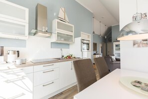 Køleskab, mikrobølgeovn, ovn, kogeplade