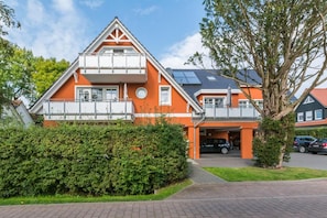 A modern two-story house with a balcony, solar panels, and a garage. - Alte Reihe 7 Whg. 3 "Ostseeperle" - high-quality vacation apartment for 3 persons (Zingst)