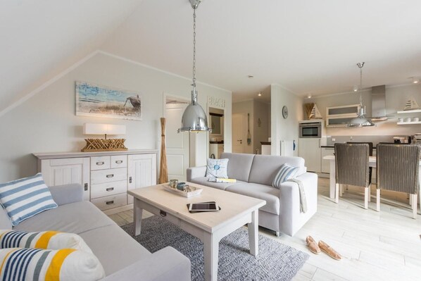 Fernseher, DVD-Player, Stereoanlage