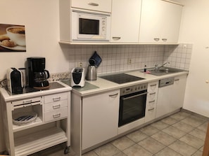 Kühlschrank, Mikrowelle, Ofen, Herdplatte