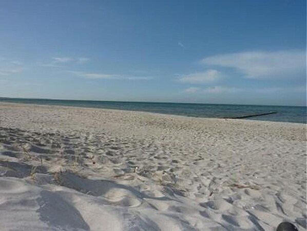 A sandy beach with a clear sky. - Darßer Weg 34 Whg. 6 - newly furnished vacation apartment for 4-6 persons (Zingst)