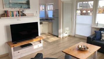 Televisio, takka, DVD-soitin, stereot