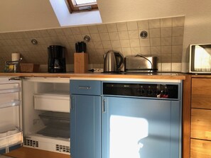 Kühlschrank, Mikrowelle, Herdplatte, Geschirrspüler