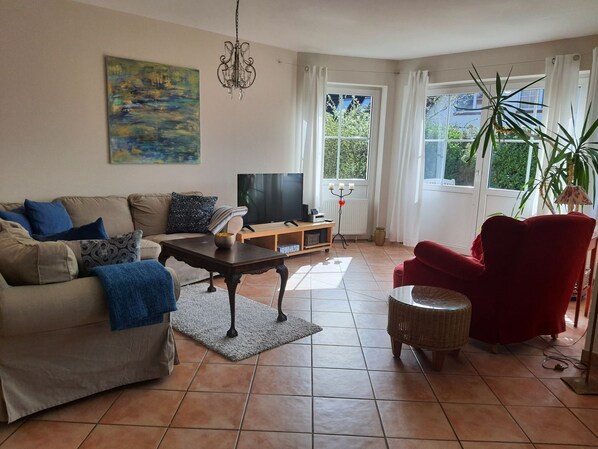 Fernseher, DVD-Player, Stereoanlage