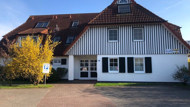 Un bâtiment à deux étages, doté d’un toit à forte pente, d’une façade blanche et de volets noirs aux fenêtres, et sur lequel on peut clairement voir le numéro « 35 ».
