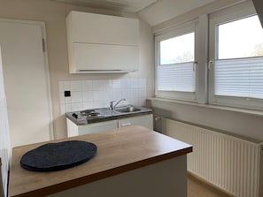 Kühlschrank, Wasserkocher mit Kaffee-/Teezubehör, Toaster