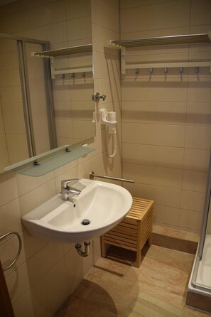 Shower, hair dryer - Birkenstrasse 21c Whg. 19 "Strandtraum" - Spacious, comfortable, freshly renovated (Zingst)