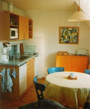 Réfrigérateur, micro-ondes, lave-vaisselle, cafetière/bouilloire