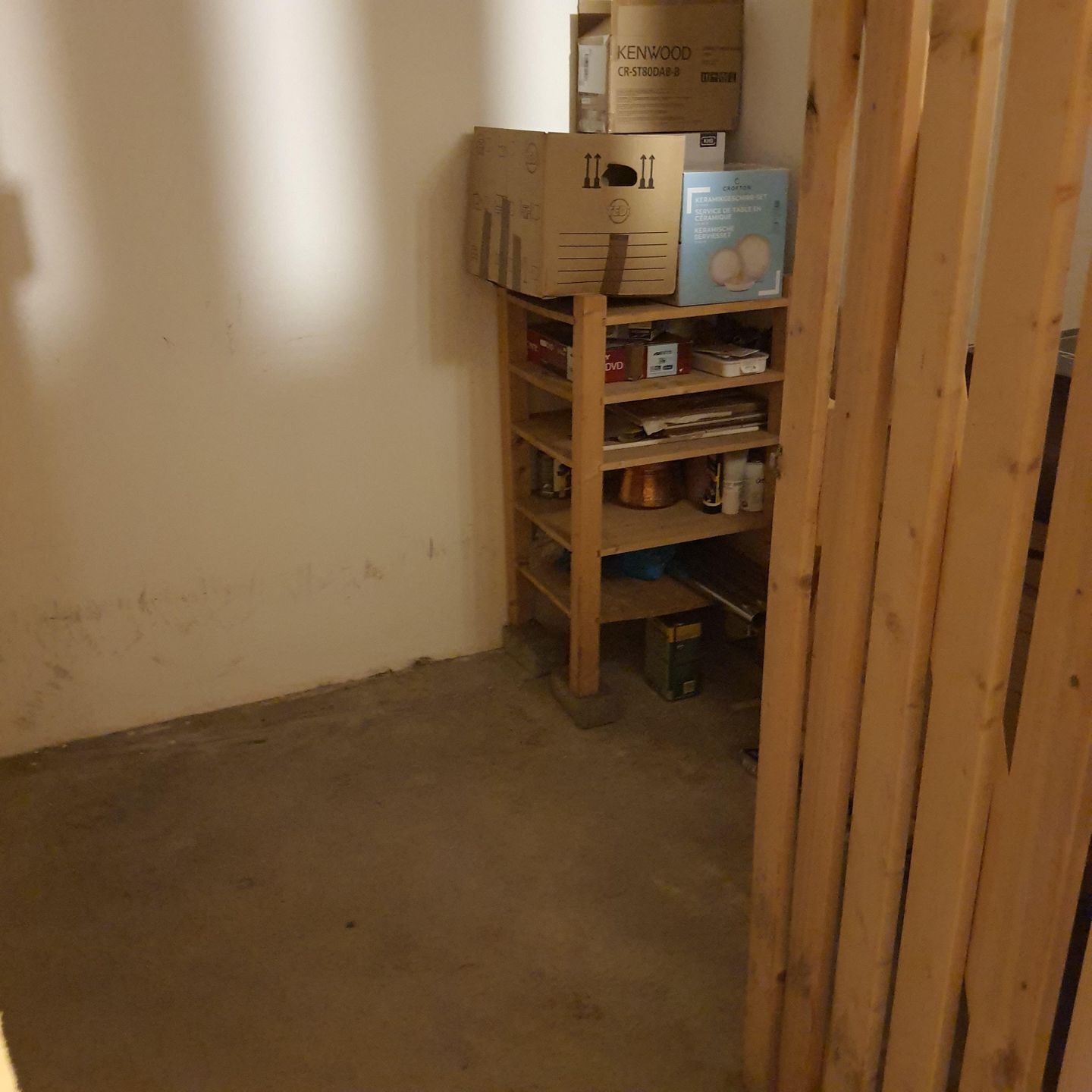 Ein Lagerraum mit Holzböden, der verschiedene Kisten und Behälter beherbergt.