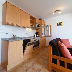 Fridge, microwave, oven, stovetop - Fritz-Reuter-Str. 2 Whg. 7 "Sonnenuhr" - A lovingly furnished apartment (Zingst)