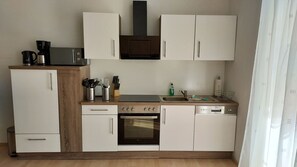 Kühlschrank, Mikrowelle, Ofen, Geschirrspüler