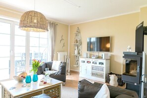 Téléviseur, foyer, lecteur de DVD, chaîne audio