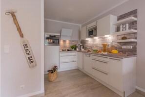 Een koelkast, een microgolfoven, een oven, een kookplaat