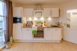 Een koelkast, een microgolfoven, een oven, een kookplaat