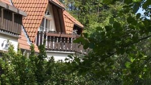 A building with a sloped roof and a balcony with a wooden railing. - Martha-Müller-Grählert-Weg 8 Whg. 7 - Spacious, modernly furnished (Zingst)