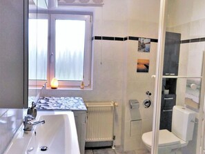 Shower, hair dryer - Klosterstrasse 14 Whg. 3 - Modern, comfortable 2-room vacation apartment in the residential (Zingst)