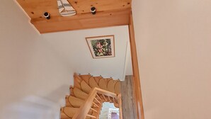 Eine Holztreppe mit Handlauf und einem Bild an der Wand.