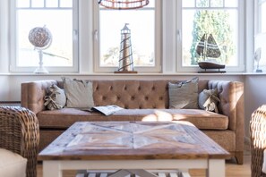 Télévision, cheminée, chaîne hi-fi