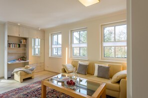 Fernseher, Kamin, Stereoanlage