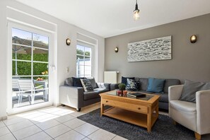 Fernseher, DVD-Player, Stereoanlage