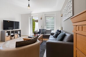 Fernseher, DVD-Player, Stereoanlage