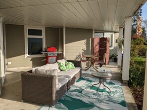 Outdoor dining - Steps To The Beach (Mill Bay)
