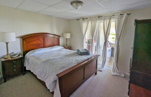 1 bedroom, desk, iron/ironing board, free WiFi - Steps To The Beach (Mill Bay)