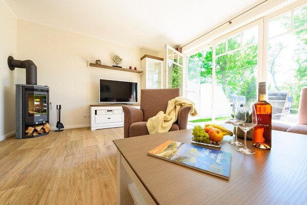 Fernseher, Kamin, Stereoanlage