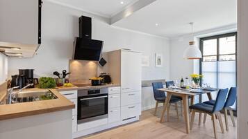 Kjøleskap, mikrobølgeovn, ovn og kokeplater