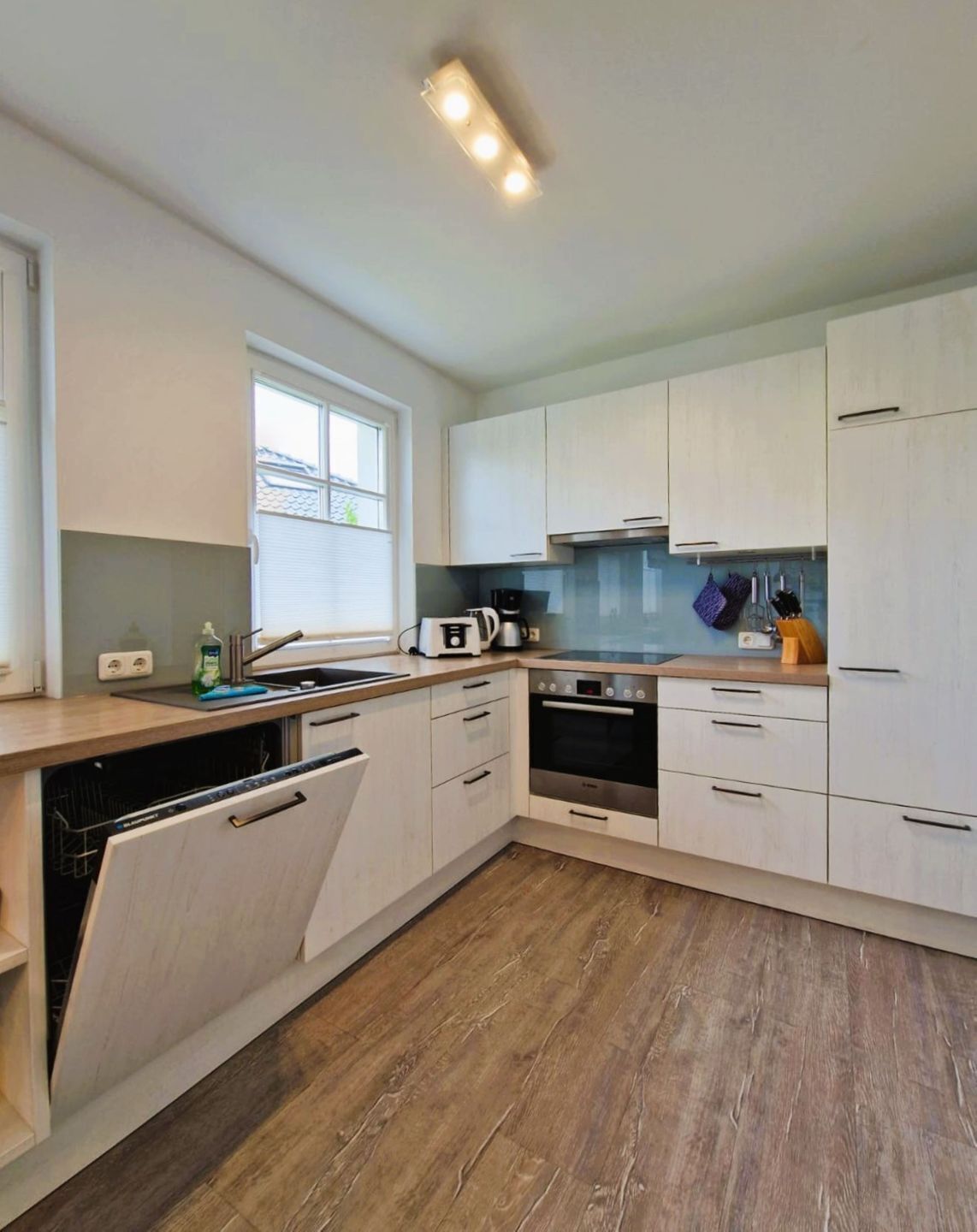 Fridge, oven, stovetop, dishwasher
