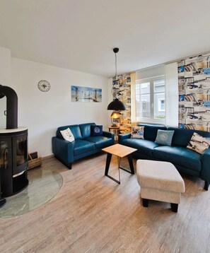 تلفزيون، مدفأة، ستيريو