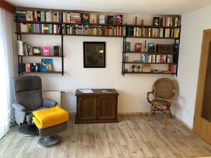 Unclassified image, 3 of 32, button