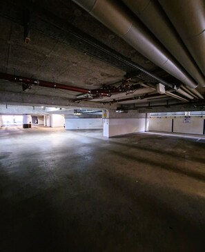 Luokittelematon kuva, 4 kautta 24, painike