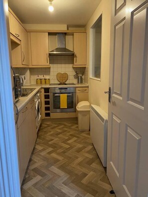 Apartment | Private kitchen | Fridge, microwave, oven, stovetop - Remarkable 2-bed Apartment in Glasgow (Glasgow)