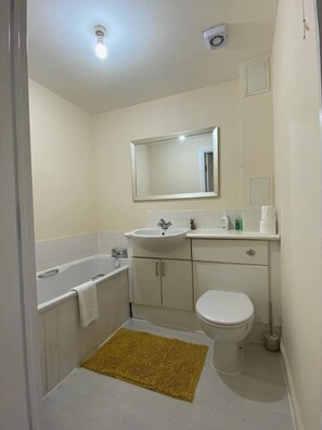 Apartment | Bathroom | Shower, deep-soaking bathtub, hair dryer, towels - Remarkable 2-bed Apartment in Glasgow (Glasgow)