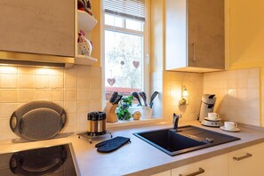 Een koelkast, een oven, een kookplaat, een vaatwasser