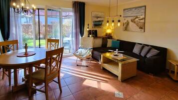 Een televisie en een stereo