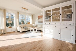 Unclassified image, 4 of 20, button