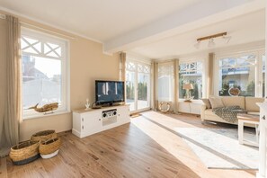 Unclassified image, 3 of 20, button