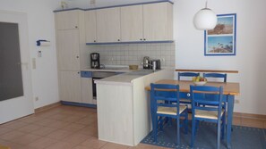 Kjøleskap, ovn, kokeplater og oppvaskmaskin