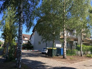 Straßenansicht mit einem Gebäude, auf dem 'Birkenstraße 21a-c' steht.