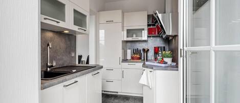 Fridge, oven, stovetop, dishwasher